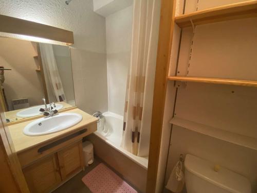 une salle de bain avec un lavabo, des toilettes et une baignoire dans l'établissement Appartement rénové cosy avec piscine, pour 4 personnes, proche des pistes et du village. - FR-1-342-180, à Arêches