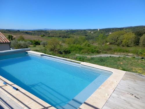 - une grande piscine au-dessus d'une maison dans l'établissement Villa privative des cinq tours avec piscine, à Vinezac