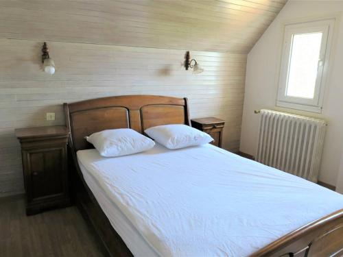 une chambre avec un lit avec deux oreillers blancs dans l'établissement Maison conviviale avec jardin, WIFI gratuit, à 900m de la plage de Trestraou, Perros-Guirec - FR-1-368-291, à Perros-Guirec
