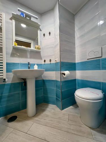 y baño con lavabo y aseo. en Luna's Apartment en Sant'Agnello