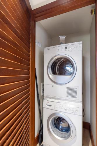a washing machine and a washer in a room at Ko Olina Beach Villas B602 in Kapolei