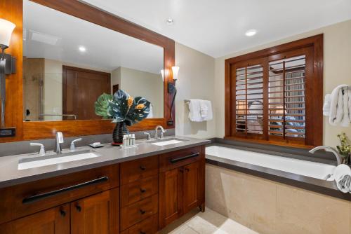 baño con 2 lavabos y espejo grande en Ko Olina Beach Villas B602, en Kapolei