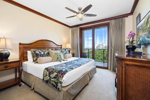 1 dormitorio con 1 cama y balcón en Ko Olina Beach Villas B602 en Kapolei