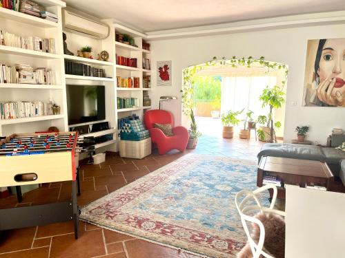 Photo de la galerie de l'établissement Vila Provençale, Piscine, climatisation, parking, proche village idéal Famille, au Plan-de-la-Tour