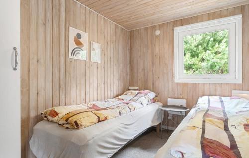 HemmetにあるBeautiful Home In Tarm With 3 Bedrooms, Sauna And Wifiのベッドルーム1室(ベッド2台、窓付)