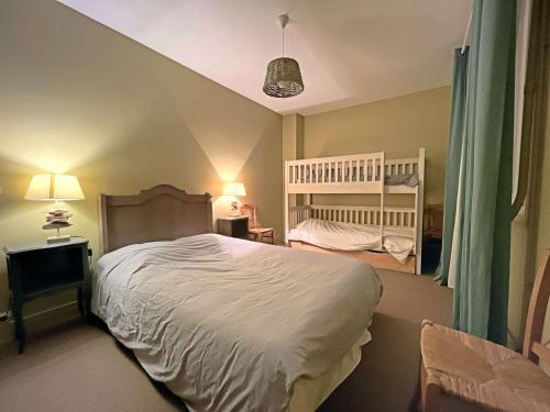 - une chambre avec un lit et un lit bébé dans l'établissement Magnifique T4 avec balcon et garage à Berck-Plage - FR-1-646-48, à Berck-sur-Mer