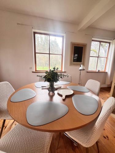 una sala da pranzo con tavolo e sedie in legno di Farm hostel - The hause 1 a Elektrėnai