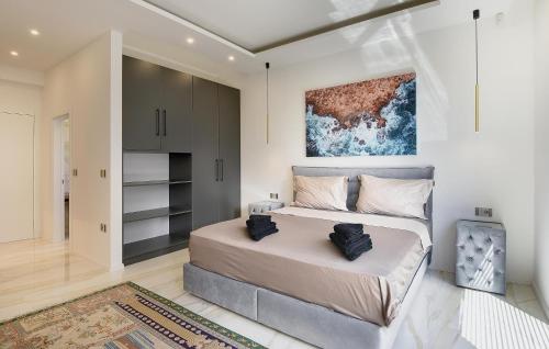 ein Schlafzimmer mit einem Bett und einem Wandgemälde in der Unterkunft Awesome Home In Medulin With House Sea View in Medulin