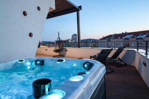 un bain à remous sur le toit d'un immeuble dans l'établissement Luxury Penthouse Berin with Rooftop Terrace and Jacuzzi, à Zadar