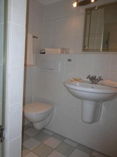Ein Badezimmer in der Unterkunft Hotel Villa Tosca