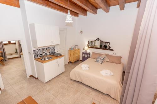 Kuchyň nebo kuchyňský kout v ubytování [Centro Storico] Redmood House a 5 min dal mare, Wi-Fi, A/C e Netflix