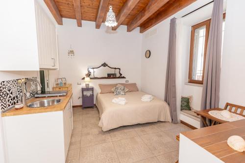 Postel nebo postele na pokoji v ubytování [Centro Storico] Redmood House a 5 min dal mare, Wi-Fi, A/C e Netflix