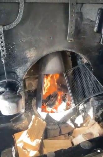 um forno de fogo com comida dentro dele em Carrick Cottage - Mourne Mountains em Annalong