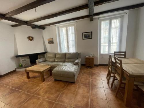 un salon avec un canapé et une table dans l'établissement Spacieux T4 Cœur de ville, à Hendaye