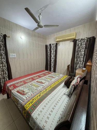 チャンディーガルにあるChandigarh Housing Board Flats Sector 44 Dの天井ファン付きの客室のベッド1台分です。