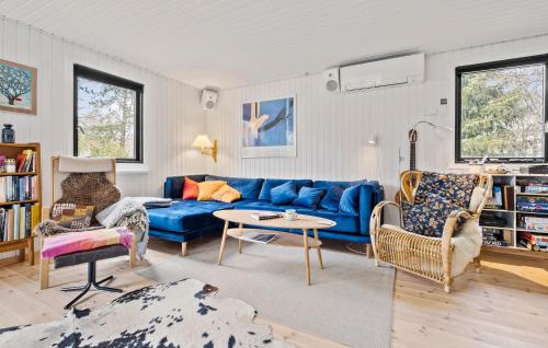 Vigにある3 Bedroom Nice Home In Vigの青いソファと椅子のあるリビングルーム