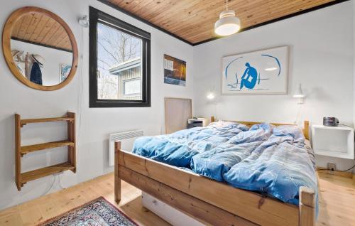 een slaapkamer met een bed en een spiegel bij Beautiful Home In Vig With Wifi in Vig