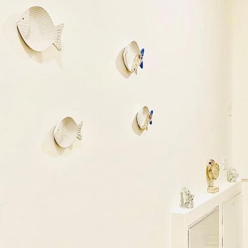 a group of clocks on a white wall at Casa Gió Grazioso Appartamento a Porto Cervo in Liscia di Vacca
