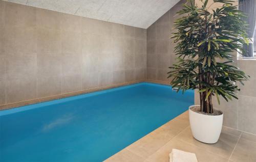 Πισίνα στο ή κοντά στο 5 Bedroom Beautiful Home In Rømø