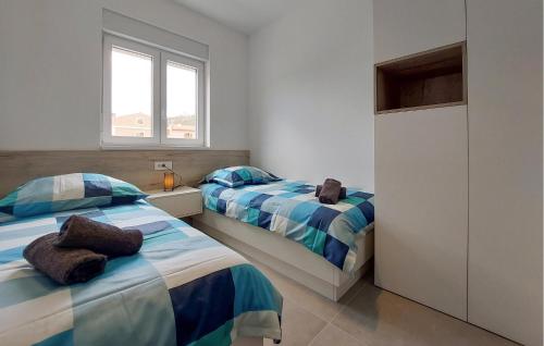 - une chambre avec 2 lits et une fenêtre dans l'établissement 2 Bedroom Beautiful Apartment In Plomin Luka, à Plomin