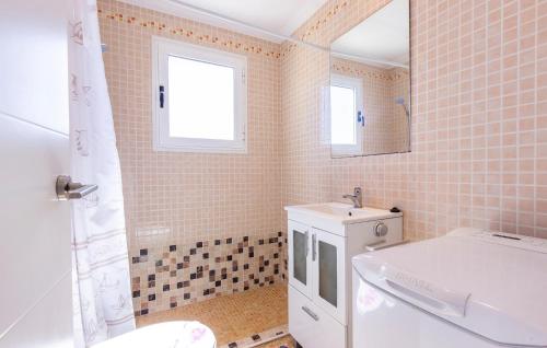Gorgeous Apartment In Torrevieja photo 15