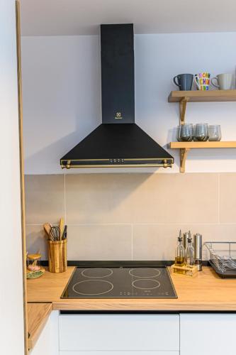 a kitchen with a stove top oven in a kitchen at Doftana Lake House in Teşila