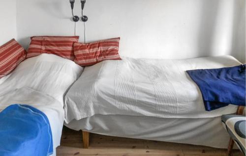 GärsnäsにあるStunning Home In Grsns With Wifiのベッド1台(枕2つ付)