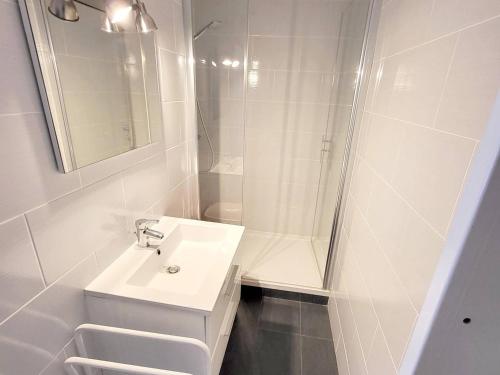 La salle de bains blanche est pourvue d'un lavabo et d'une douche. dans l'établissement Appartement Six-Fours-les-Plages, 3 pièces, 4 personnes - FR-1-316-304, à Six-Fours-les-Plages