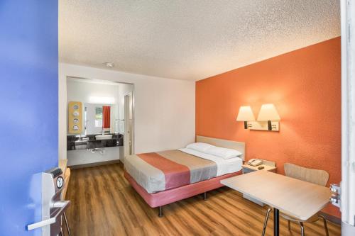 Кровать или кровати в номере Motel 6-Everett, WA - South