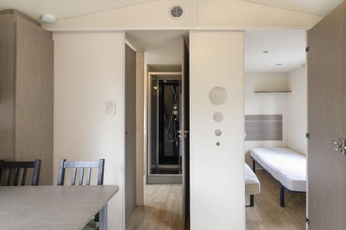 een klein appartement met een eetkamer en een keuken bij Ohana Cottage in Fréjus