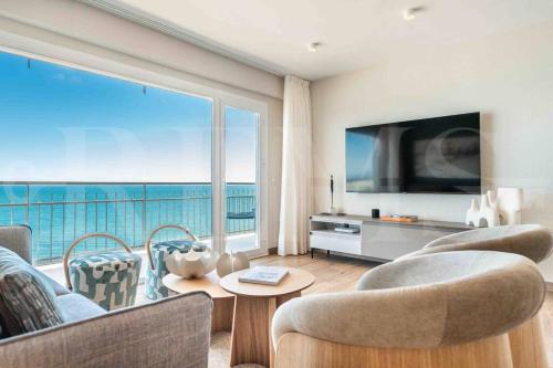 Seaview coastal apartment in Benalmadena by REMS