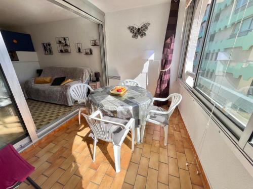 Cette petite chambre comprend une table, des chaises et un lit. dans l'établissement Studio rénové à 5 min des plages pour 4 pers avec parking, La Grande-Motte - FR-1-716-42, à La Grande Motte