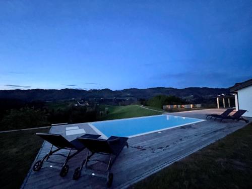 Kolam renang di atau dekat dengan Ferienhaus am Weinberg Krast