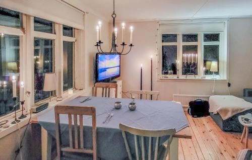 - un salon avec une table et une télévision dans l'établissement 3 Bedroom Cozy Home In Slite, à Slite