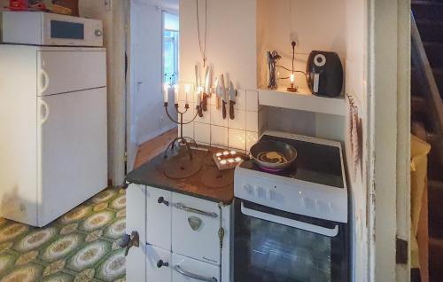 een oude keuken met een fornuis en een koelkast bij 3 Bedroom Cozy Home In Slite in Slite