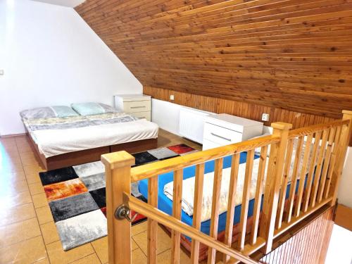 Zimmer mit 2 Betten und einem Kinderbett in der Unterkunft Apartmány Drážovce in Nitra
