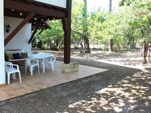 Photo de la galerie de l'établissement Villa landaise avec jardin proche plages et commerces, 3 chambres, terrasse couverte et barbecue - FR-1-736-10, à Lège-Cap-Ferret