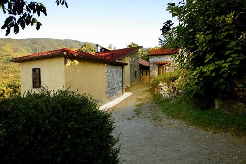 a group of buildings on a dirt road at B&B Podere Bramapane in Montelungo Superiore