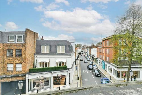 une vue sur une rue de la ville avec des voitures et des bâtiments dans l'établissement The Elden - No 9 - Fairway Hosting, à Londres