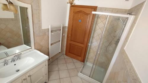 ein Bad mit einer Dusche, einem Waschbecken und einem Spiegel in der Unterkunft Villa Gelsomino in Forte dei Marmi