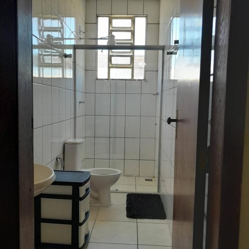 伊帕廷加的住宿－Apartamento inteiro e climatizado，一间带卫生间和水槽的浴室