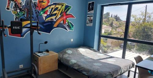 - une chambre avec un petit lit et une fenêtre dans l'établissement Maison en bois Les Dryades, à La Colle-sur-Loup