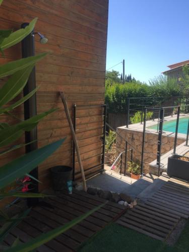 un escalier menant à une piscine dans l'établissement Maison en bois Les Dryades, à La Colle-sur-Loup