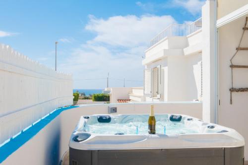 bañera en el balcón con vistas al océano en Villa Maridoro by HDSalento, en Lido Marini