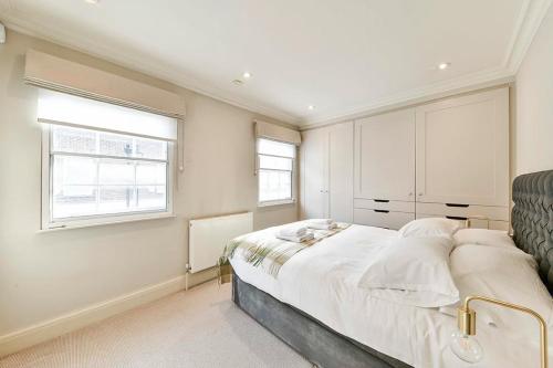 倫敦的住宿－Fairway Hosting - No 7，一间卧室设有一张大床和两个窗户。