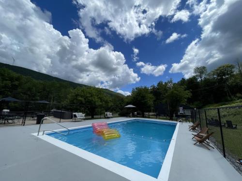 Kolam renang di atau di dekat Berkshire Valley Inn