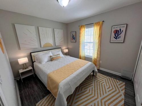 Ένα ή περισσότερα κρεβάτια σε δωμάτιο στο The August - 3BR 2.5BA Open Concept 1.4 Mi to Town