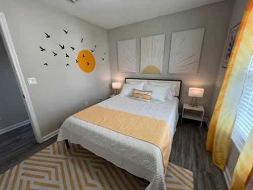 Ένα ή περισσότερα κρεβάτια σε δωμάτιο στο The August - 3BR 2.5BA Open Concept 1.4 Mi to Town