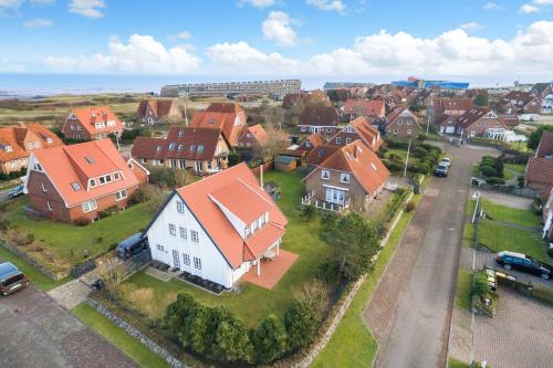 una vista aérea de un barrio residencial con casas en Lister Leuchtfeuer en List