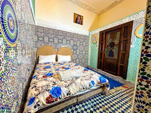 1 dormitorio con 1 cama con pared de azulejos en Hostel Speakeasy Fes, en Fez